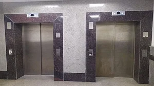 नोएडा के जेपी क्लासिक सोसाइटी के लिफ्ट में 40 मिनट तक फंसे रहे 7 लोग, महिला की तबीयत बिगड़ी