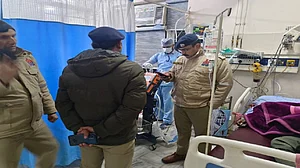 यूपी के आगरा में नहर में गिरी कार, 4 लोगों की मौत, दो गंभीर रूप से घायल, शादी समारोह से लौट रहे थे सभी