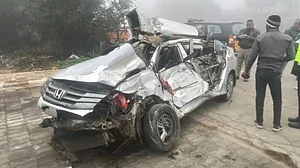 उत्तर प्रदेश: आगरा लखनऊ एक्सप्रेस वे पर भीषण सड़क हादसा, ट्रक से टकराई कार, दो युवकों की दर्दनाक मौत