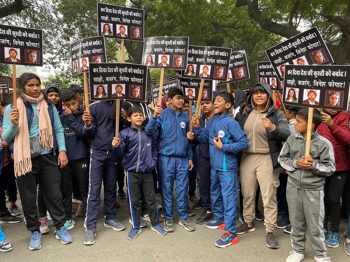 कई युवा पहलवानों जंतर मंतर पहुंचे और वहां विरोध प्रदर्शन किया।