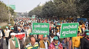 दिल्ली से नोएडा आने वाले रास्ते को किसानों ने घंटों रोका, BJP सांसद का किया घेराव, लगाए नारे, आश्वासन पर हटे