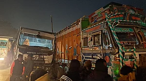 बिहार: पटना में भीषण सड़क हादसे में 5 लोगों की मौत, सड़क किनारे बनवा रहे थे ट्रक, पीछे से हाइवा ने मारी टक्कर