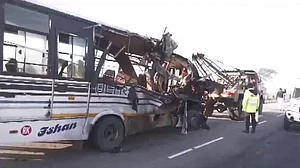 असम के गोलाघाट में भीषण सड़क हादसा, बस और ट्रक की टक्कर में 12 लोगों की दर्दनाक मौत, 25 लोग घायल