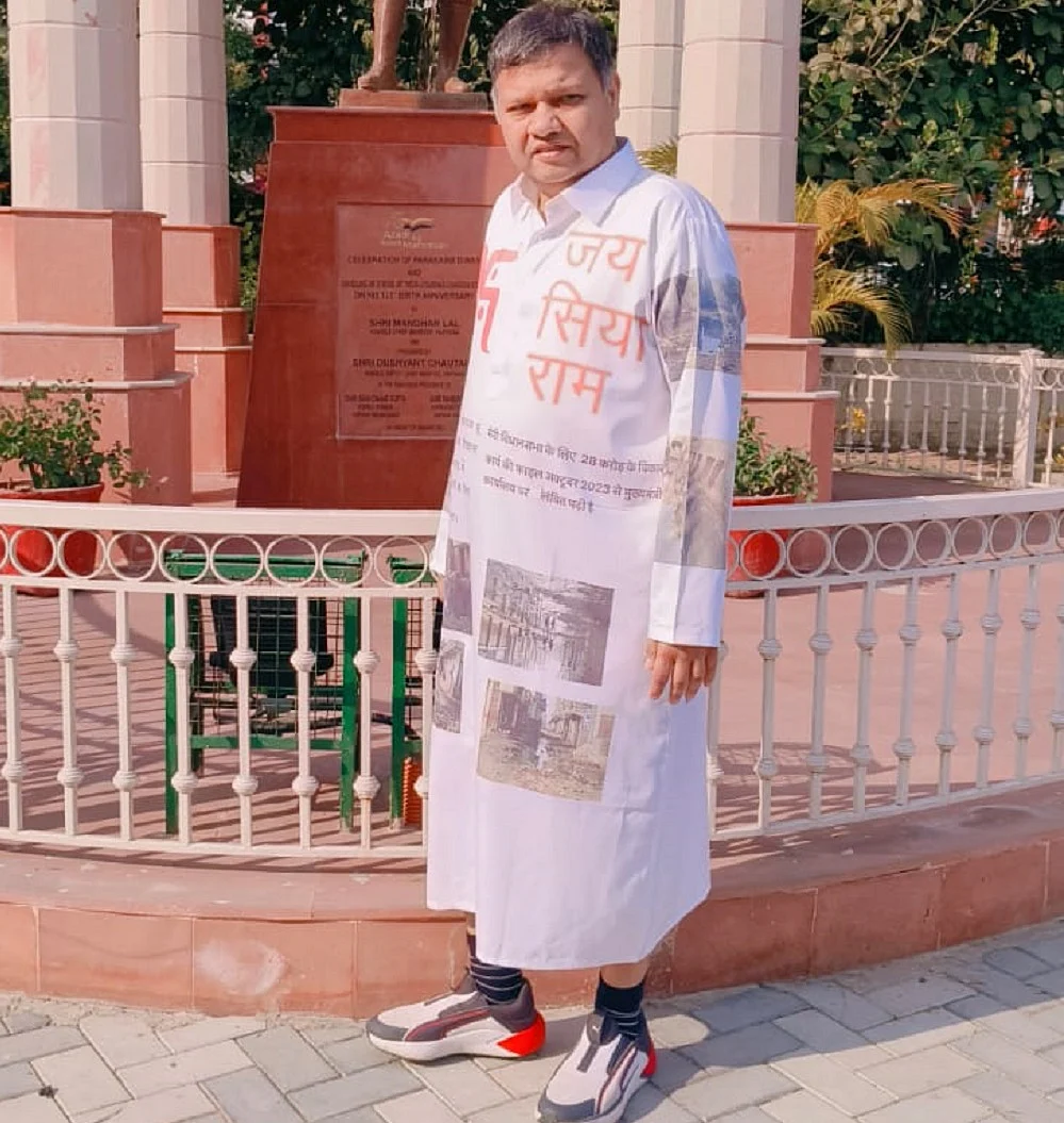 खट्टर सरकार की उपेक्षा से दुखी फरीदाबाद से कांग्रेस विधायक नीरज शर्मा ने कफन का चोला धारण किया