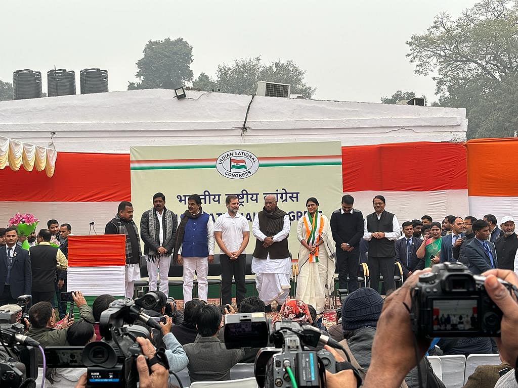 आंध्र प्रदेश के CM जगन मोहन रेड्डी की बहन YS शर्मिला कांग्रेस में हुईं शामिल