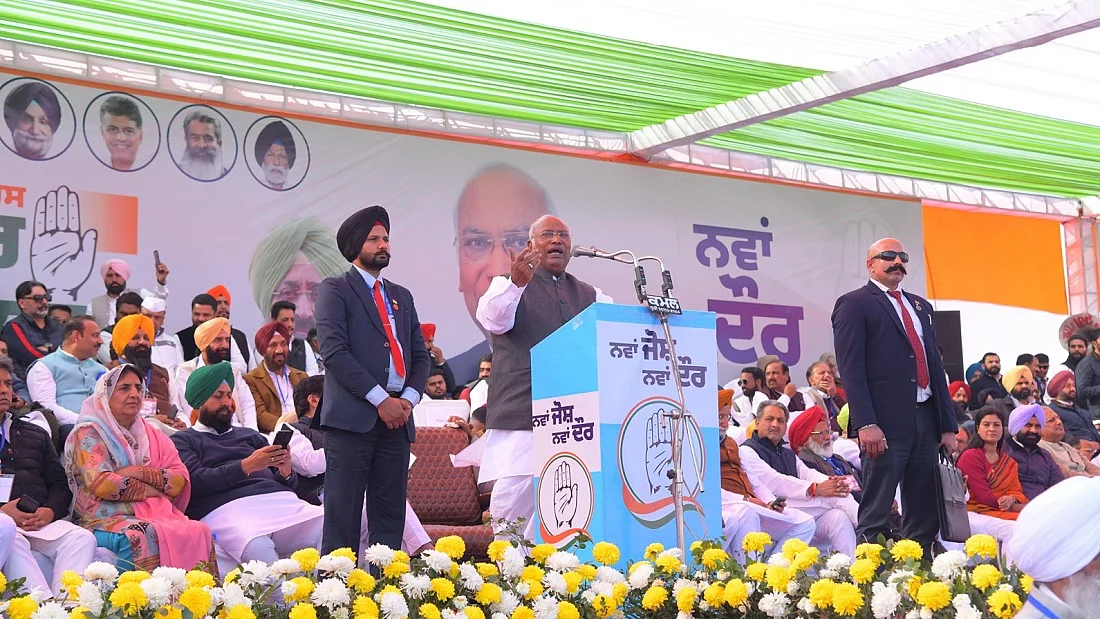 खड़गे ने पंजाब पहुंचकर किसानों की थपथपाई पीठ, कहा- आपके आंदोलन ने बचा ली किसानी