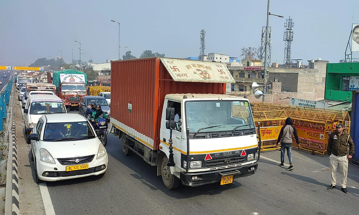 किसानों की हुंकार से डरी सरकार, आंदोलन को देखते हुए छावनी में तब्दील दिल्ली के बॉर्डर, देखें वीडियो