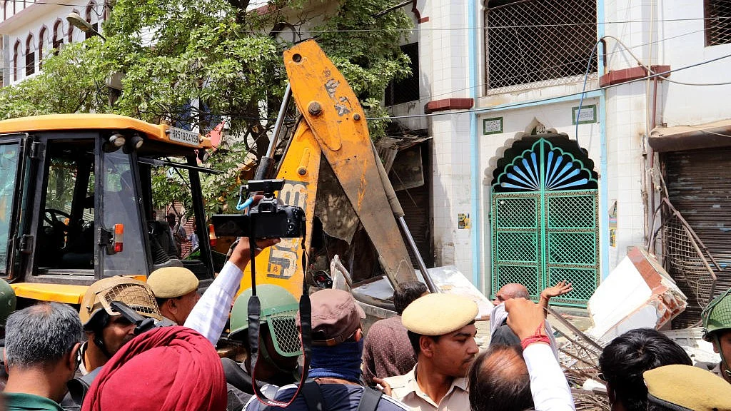 यह तस्वीर अप्रैल 2022 की है, जब राजधानी दिल्ली के जहांगीरपुरी इलाके में बुलडोज़र कार्रवाई हुई थी, जिस पर सुप्रीम कोर्ट ने रोक लगाई थी।(फोटो -Getty Images)