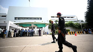 राजनीतिक दलों ने चुनावी परिणामों की घोषणा में हो रही देरी को लेकर हंगामा किया।