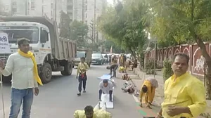 यूपी: सड़क पर आस्था का सैलाब! जमीन पर लेटकर करौली बाबा के आश्रम जा रहे हजारों भक्त, बताया क्यों कर रहे हैं ऐसा