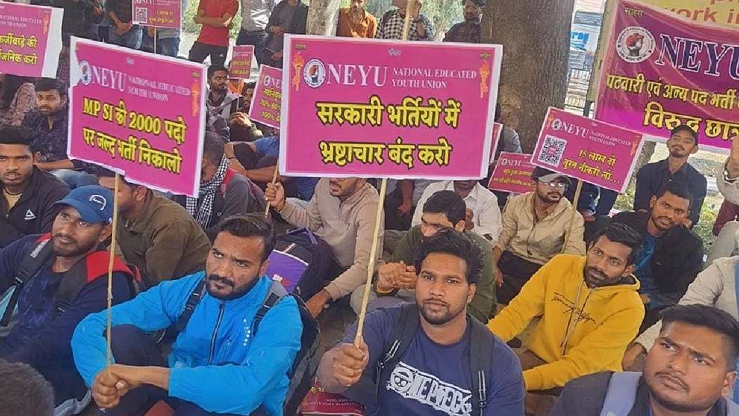 मध्य प्रदेश में पटवारी भर्ती परीक्षा रद्द करने की मांग को लेकर सड़क पर उतरे युवा, पुलिस ने हिरासत में लिया
