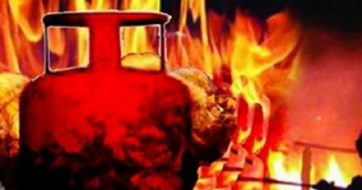 दिल्ली के मदनपुर खादर में फटा सिलेंडर, तीन लोग झुलसे, एक की हालत गंभीर