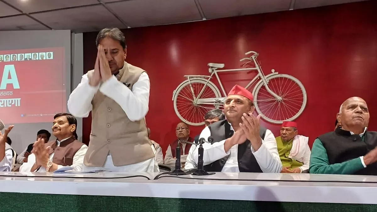 बीएसपी के कद्दावर नेता गुड्डू जमाली सपा में शामिल हुए।