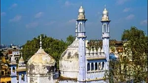 वाराणसी: ज्ञानवापी पर कोर्ट के फैसले के बाद जुमे की नमाज को लेकर पुलिस अलर्ट, संवेदनशील इलाकों में फ्लैग मार्च