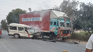 उत्तर प्रदेश: प्रयागराज-मिर्जापुर मार्ग पर भीषण सड़क हादसा, तीन लोगों की मौत, तीन की हालत गंभीर