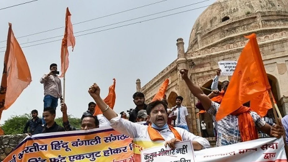 यह तस्वीर पिछले साल मई की है जब कुछ हिंदुत्ववादी गुटों ने दिल्ली स्थित कुतुब मीनार के गेट पर हनुमान चालीसा का पाठ किया था (फोटो - सोशल मीडिया से)