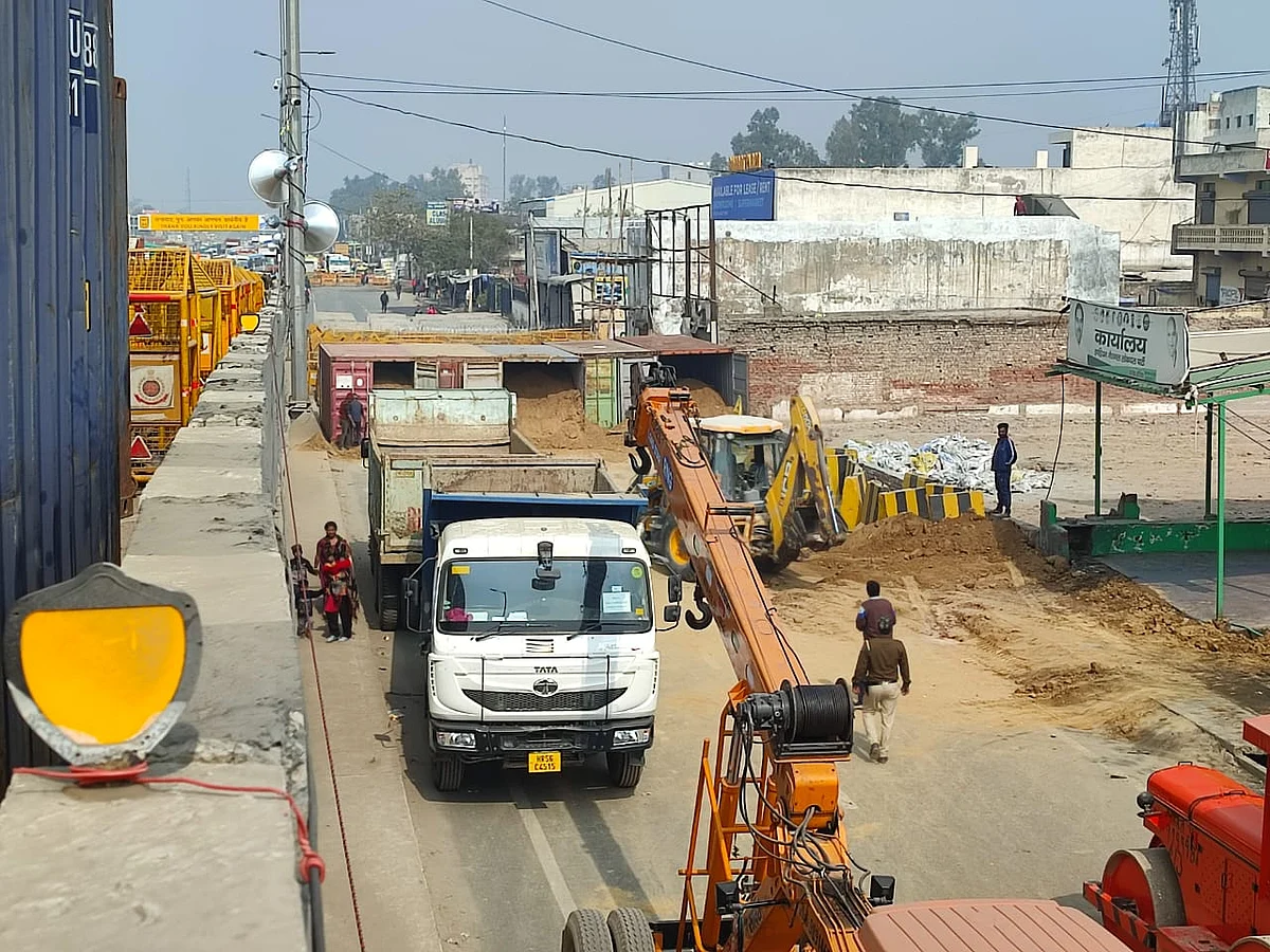 किसानों की हुंकार से डरी सरकार, आंदोलन को देखते हुए छावनी में तब्दील दिल्ली के बॉर्डर, देखें वीडियो
