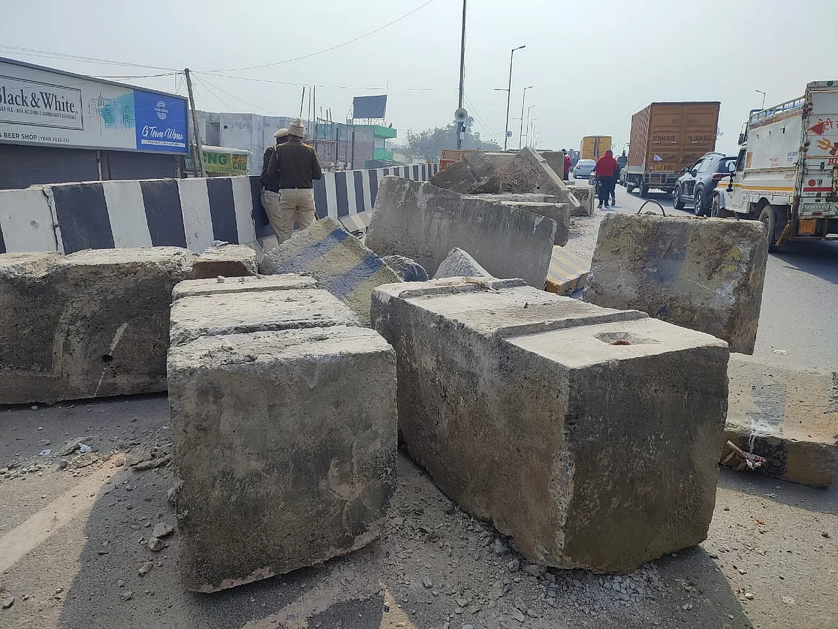 किसानों की हुंकार से डरी सरकार, आंदोलन को देखते हुए छावनी में तब्दील दिल्ली के बॉर्डर, देखें वीडियो