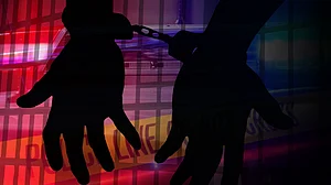 गाजियाबाद: व्यापारी से लूट के आरोपियों की पुलिस से मुठभेड़, दो बदमाश गिरफ्तार, एक पुलिसकर्मी घायल