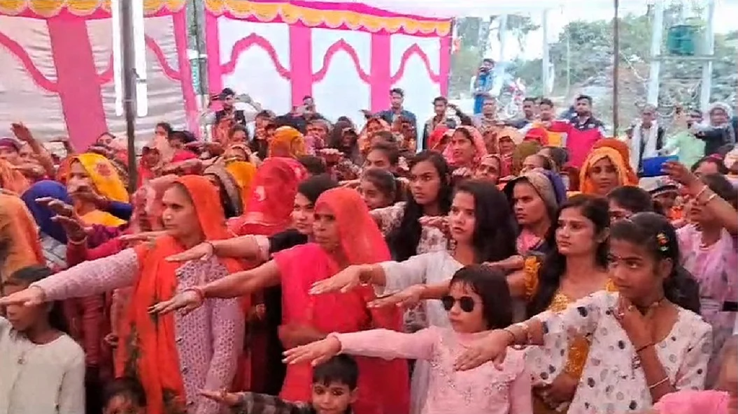 मध्य प्रदेश के शिवपुरी जिले में 40 हिदू परिवारों के लोगों ने अपनाया बौद्ध धर्म