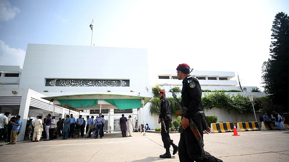 पाकिस्तान में जारी राजनीतिक अनिश्चितता कारोबारियों के लिए बनी काल