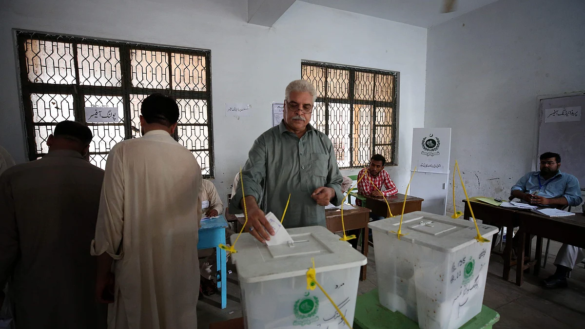 पाकिस्तान के चुनावों में टैंक जिले में एक सुरक्षा अधिकारी की मौत, मोबाइल-इंटरनेट सेवाएं बंद।