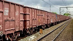 चालक रहित मालगाड़ी 75 किमी दौड़ी, चालक और स्टेशन मास्टर निलंबित