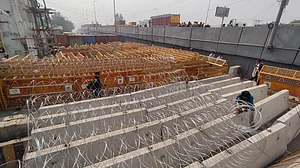 किसानों की हुंकार से डरी सरकार, आंदोलन को देखते हुए छावनी में तब्दील दिल्ली के बॉर्डर, देखें वीडियो