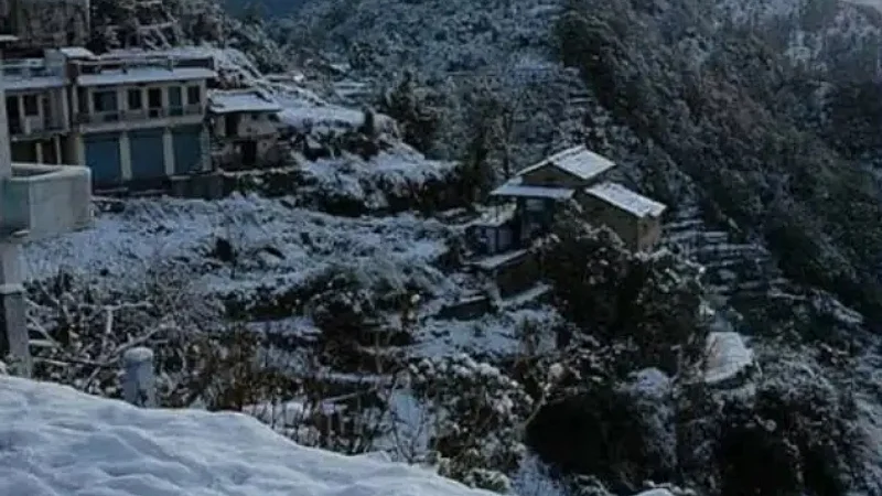 उत्तराखंड में फिर बदला मौसम, पहाड़ों पर बर्फबारी, मैदानी इलाकों में बादल, दिल्ली तक असर