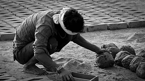 तथाकथित विकसित भारत है बंधुआ मजदूरी में विश्वगुरु, वैश्विक स्तर पर लगभग 5 करोड़ लोग आधुनिक गुलामी की चपेट में