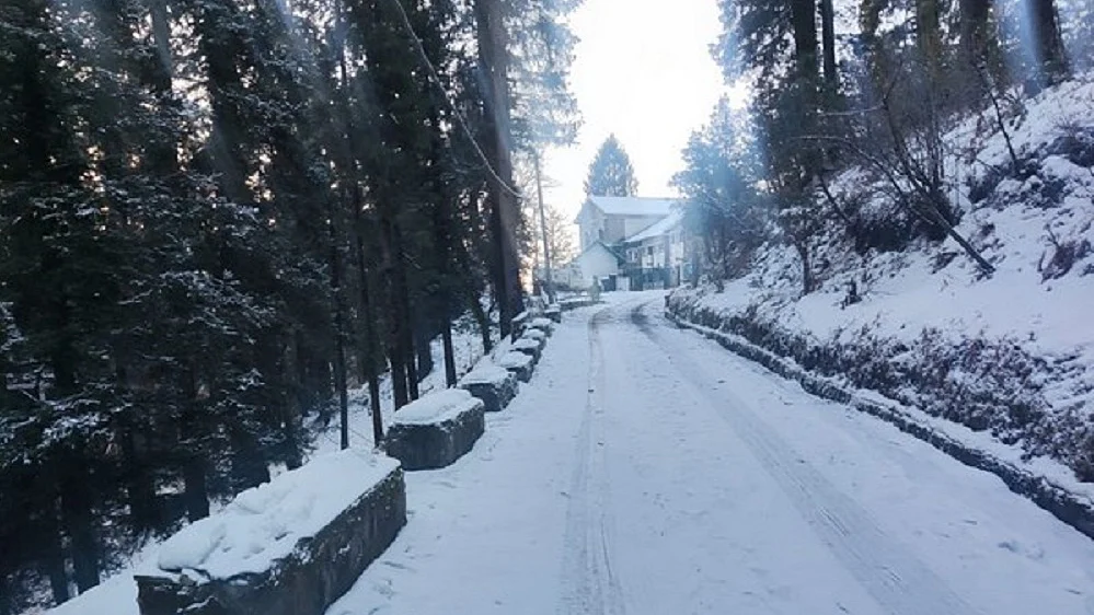 हिमाचल प्रदेश के कुछ हिस्सों में ताजा हिमपात, चार राष्ट्रीय राजमार्गों समेत 245 सड़कें बंद