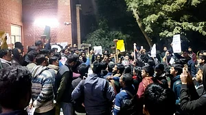 JNU में देर रात ABVP और वाम समर्थित गुट के छात्रों के बीच खूनी झड़प, कई घायल, जनरल बॉडी मीटिंग के दौरान बवाल
