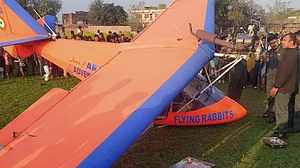 बिहार: ट्रेनिंग के दौरान सेना का एयरक्राफ्ट खेत में गिरा, मची अफरातफरी, दोनों पायलट सुरक्षित