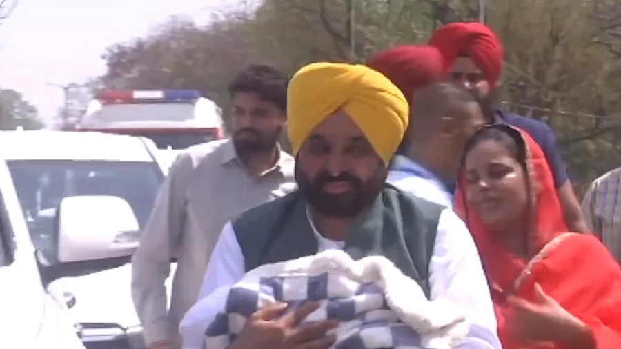 पंजाब के मुख्यमंत्री भगवंत मान बने पिता, नवजात बेटी को घर लेकर लाए, नाम रखा नियामत कौर