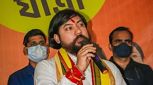 कूचबिहार में BJP नेता निशीथ प्रमाणिक की गाड़ी की चेकिंग से कार्यकर्ता भड़के, अधिकारियों से हुई बहस