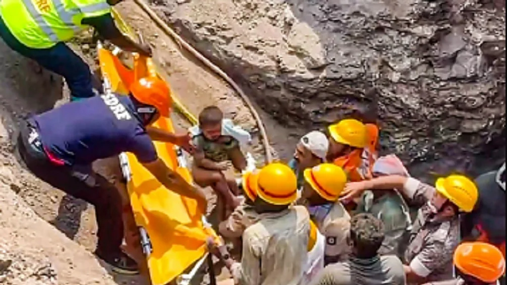 कर्नाटक में बोरवेल में फंसे 2 साल के बच्चे को 20 घंटे के अभियान के बाद बचाया गया