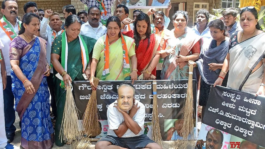 कुमारास्वामी के खिलाफ प्रदर्शन करती महिलाएं (फोटो - आईएएनएस)