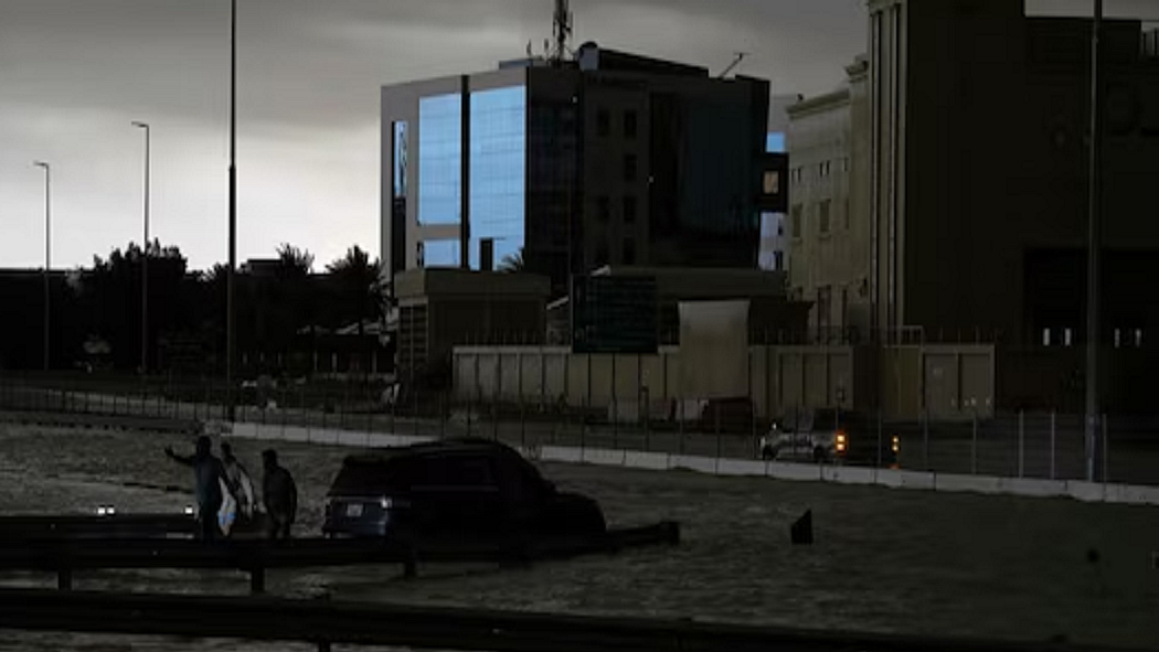 UAE में बारिश ने तोड़ा रिकॉर्ड, दुबई एयरपोर्ट पर भरा पानी, कई उड़ानें प्रभावित