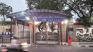 दिल्ली की तिहाड़ जेल के अंदर वर्चस्व की लड़ाई में दो गुटों में झड़प, चार कैदी घायल