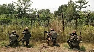 छत्तीसगढ़: चुनाव से पहले नक्सलियों के खिलाफ बड़ा ऑपरेशन, अब तक 9 ढेर, एनकाउंटर जारी