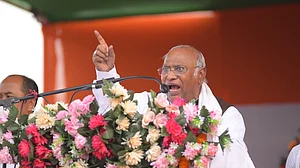 खड़गे ने कहा कि देश में बेरोजगारी एक बड़ी समस्या है।