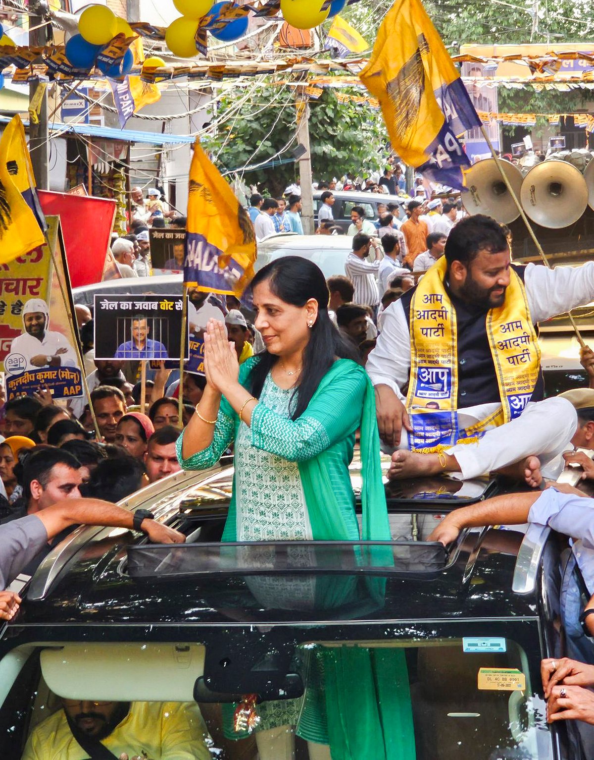 सुनीता केजरीवाल ने दिल्ली में किया रोड शो, बोलीं- हम तानाशाही हटाने और लोकतंत्र बचाने के लिए वोट करेंगे