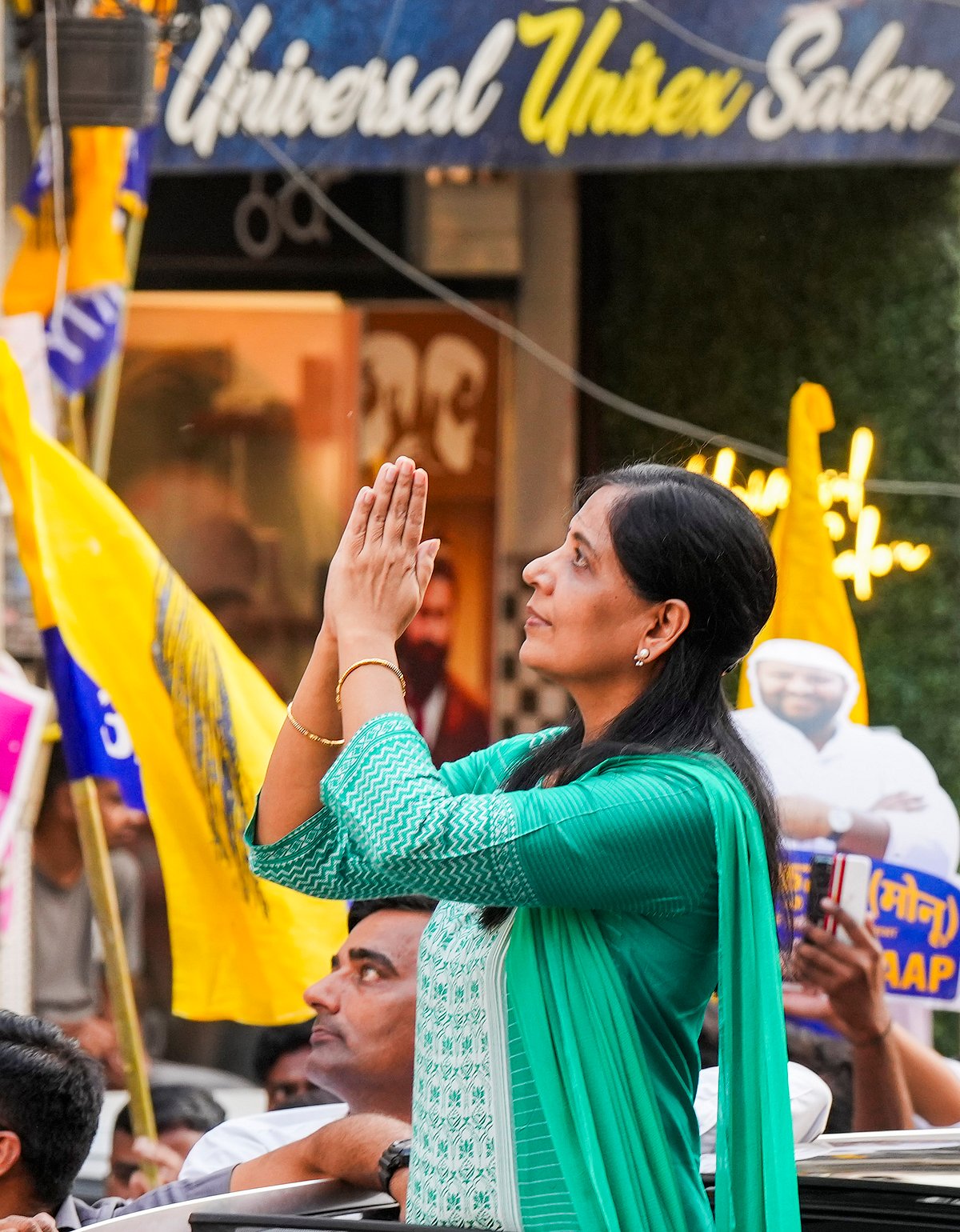 सुनीता केजरीवाल ने दिल्ली में किया रोड शो, बोलीं- हम तानाशाही हटाने और लोकतंत्र बचाने के लिए वोट करेंगे
