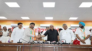 हरियाणा में कांग्रेस को लेकर जबरदस्त उत्साह, JJP के पूर्व प्रदेश अध्यक्ष सैकड़ों पदाधिकारियों के साथ कांग्रेस में शामिल