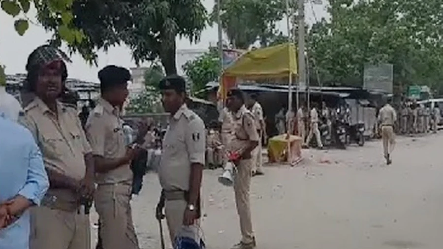 बिहारः सारण हिंसा को लेकर थाना प्रभारी पर गिरी गाज, हत्या के दो आरोपी हिरासत में, हथियार बरामद