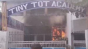 बिहार: पटना में 4 साल के बच्चे की हत्या पर बवाल, गुस्साई भीड़ ने स्कूल में लगाई आग