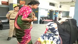 हैदराबाद से BJP उम्मीदवार माधवी लता के खिलाफ केस दर्ज, बुर्का पहनी महिलाओं से दुर्व्यवहार का वीडियो हुआ था वायरल
