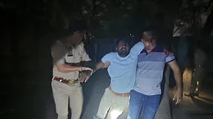 नोएडा: दिन में चलाता था ओला बाइक, रात में महिलाओं को लूटता था, पुलिस मुठभेड़ में गिरफ्तार