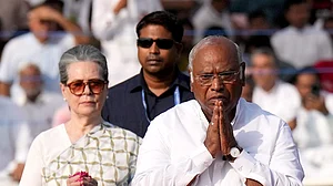 सोनिया-राहुल गांधी और खड़गे ने पूर्व PM जवाहरलाल नेहरू को दी श्रद्धांजलि, कहा- आधुनिक भारत के शिल्पकार...