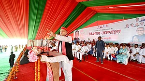 'इंडिया’ गठबंधन की सरकार बनने पर किसानों का पूरा कर्ज माफ होगा: अखिलेश